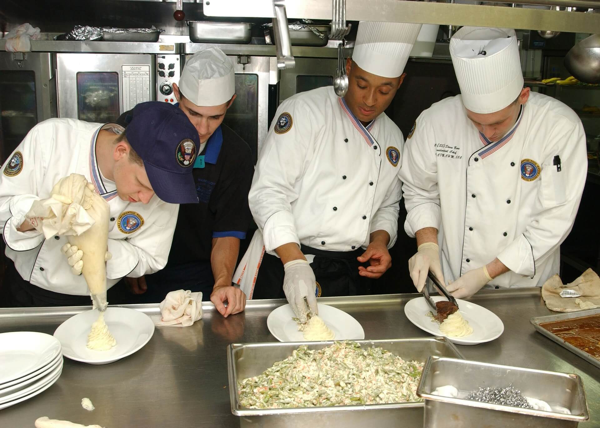 Kuchaři v kuchyni. Práce v zahraničí MSM Academy